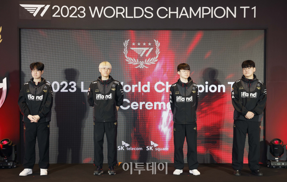 ▲18일 서울 중구 을지로 SK텔레콤 본사 사옥에서 SK텔레콤-SK스퀘어 임직원과 함께하는 T1 롤드컵 우승 축하행사에 T1 소속 '제우스' 최우제, '오너' 문현준, '페이커' 이상혁, '구마유시' 이민형이 참석해 있다. 조현호 기자 hyunho@
