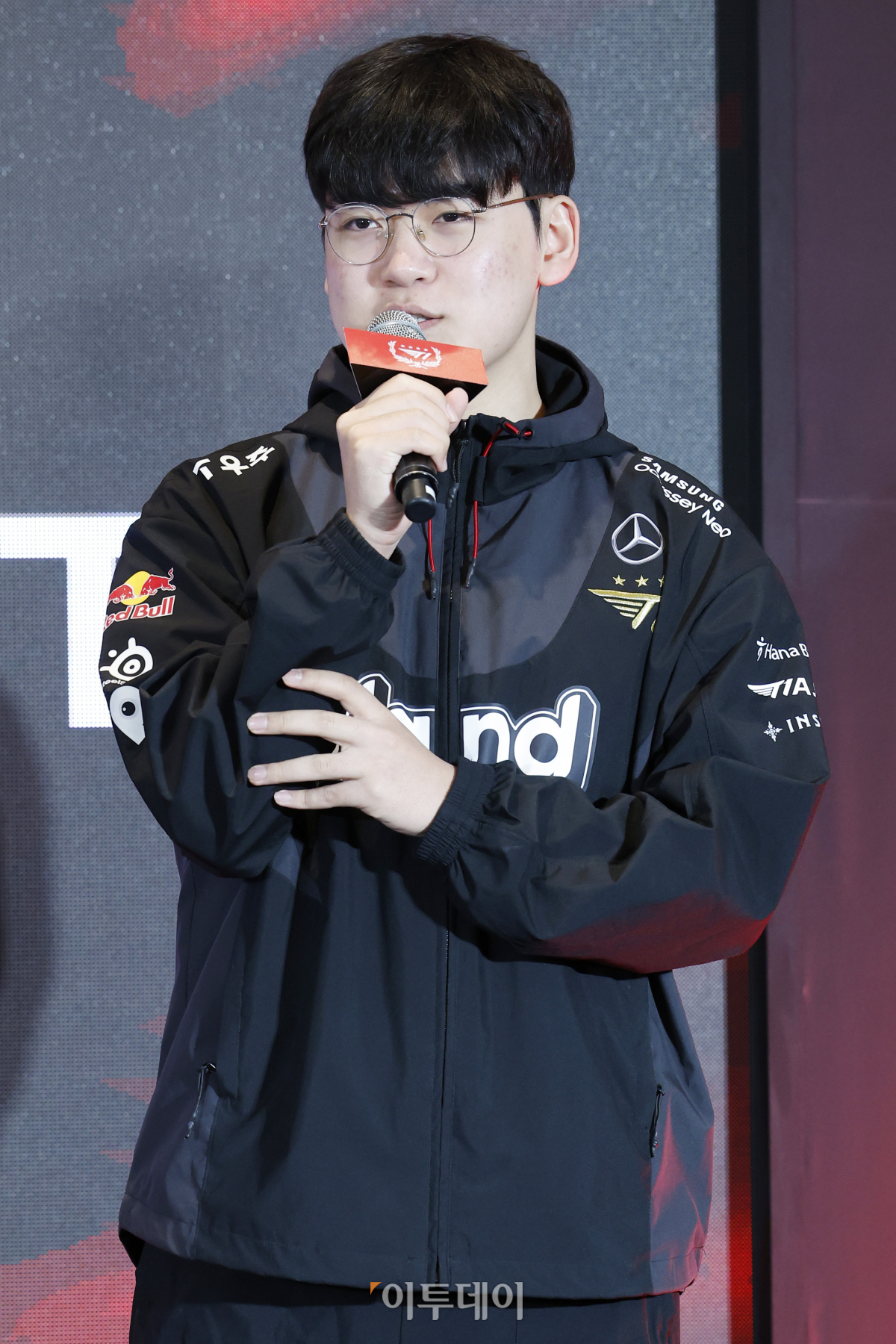 ▲T1 소속 '구마유시' 이민형이 18일 서울 중구 을지로 SK텔레콤 본사 사옥에서 SK텔레콤-SK스퀘어 임직원과 함께하는 T1 롤드컵 우승 축하행사에서 진행자의 질문에 답하고 있다. 조현호 기자 hyunho@