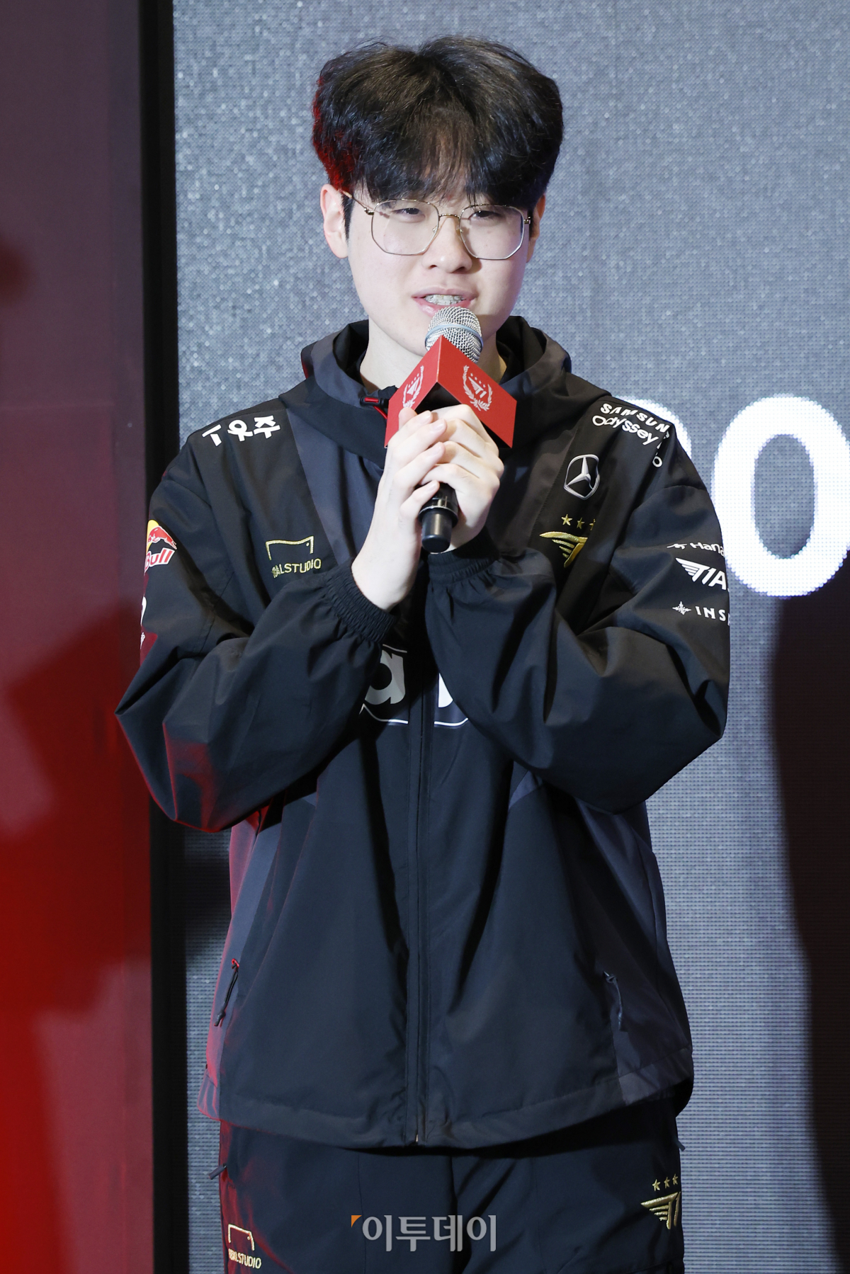 ▲T1 소속 '제우스' 최우제가 18일 서울 중구 을지로 SK텔레콤 본사 사옥에서 SK텔레콤-SK스퀘어 임직원과 함께하는 T1 롤드컵 우승 축하행사에서 진행자의 질문에 답하고 있다. 조현호 기자 hyunho@