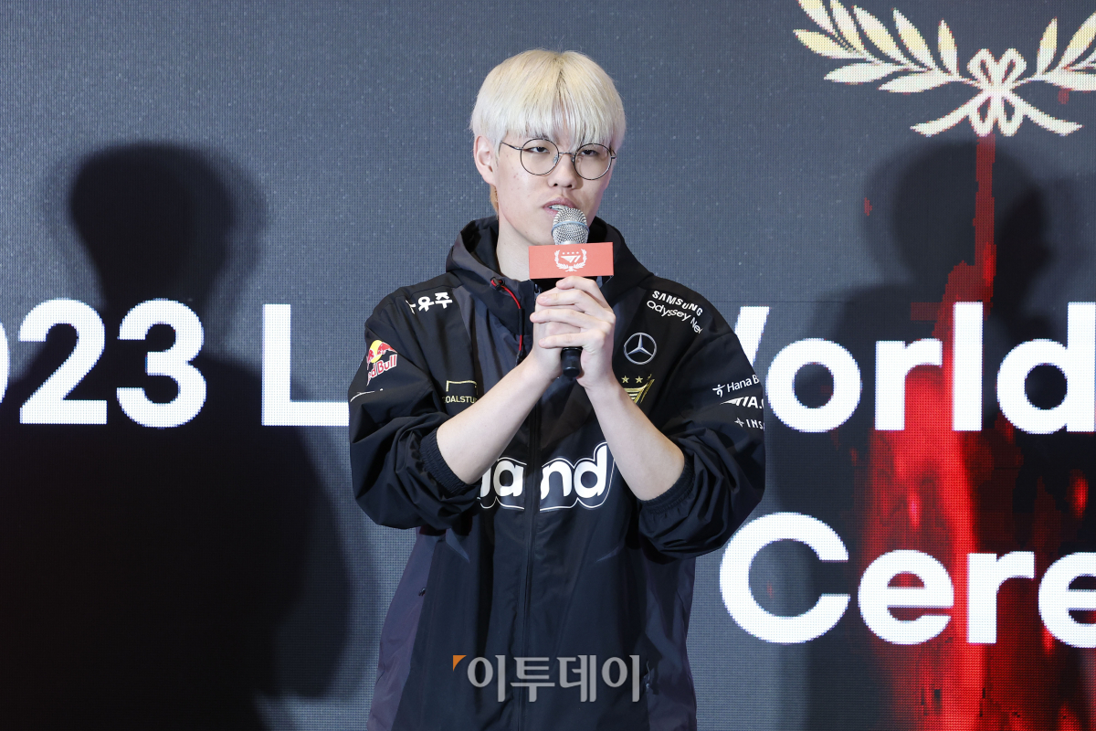 ▲T1 소속 '오너' 문현준이 18일 서울 중구 을지로 SK텔레콤 본사 사옥에서 SK텔레콤-SK스퀘어 임직원과 함께하는 T1 롤드컵 우승 축하행사에서 진행자의 질문에 답하고 있다. 조현호 기자 hyunho@