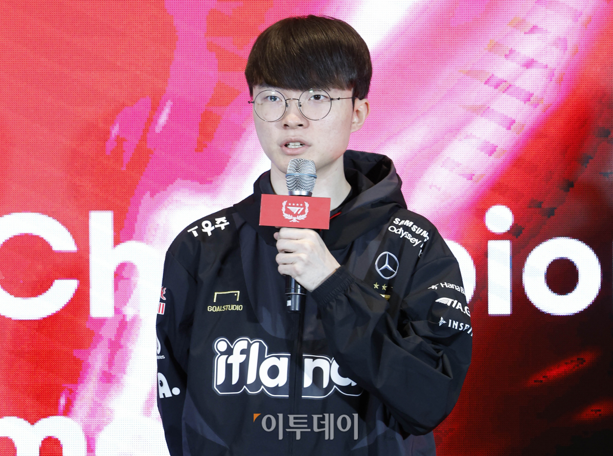 ▲T1 소속 '페이커' 이상혁이 18일 서울 중구 을지로 SK텔레콤 본사 사옥에서 SK텔레콤-SK스퀘어 임직원과 함께하는 T1 롤드컵 우승 축하행사에서 진행자의 질문에 답하고 있다. 조현호 기자 hyunho@