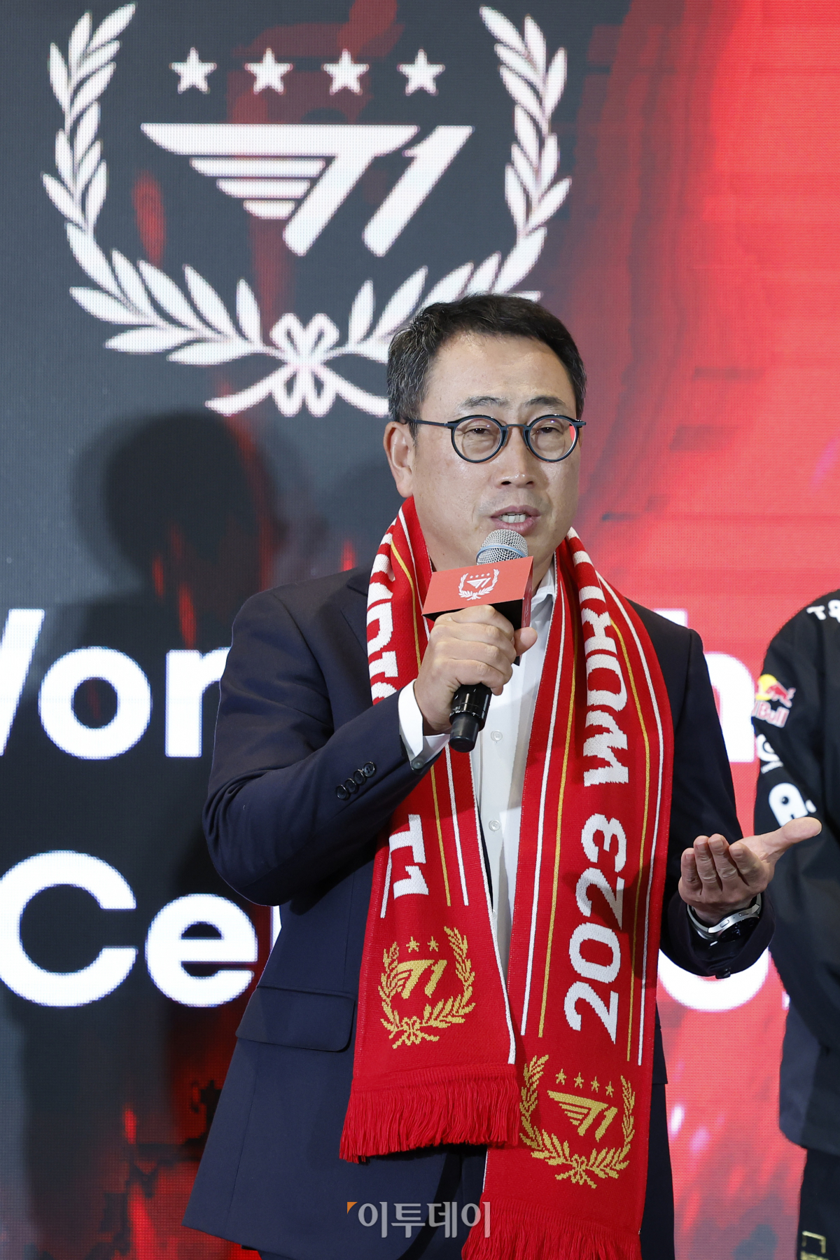 ▲유영상 SKT 사장이 18일 서울 중구 을지로 SK텔레콤 본사 사옥에서 SK텔레콤-SK스퀘어 임직원과 함께하는 T1 롤드컵 우승 축하행사에서 환영사를 하고 있다. 조현호 기자 hyunho@