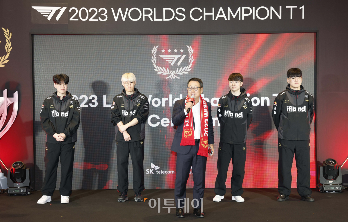 ▲유영상 SKT 사장이 18일 서울 중구 을지로 SK텔레콤 본사 사옥에서 SK텔레콤-SK스퀘어 임직원과 함께하는 T1 롤드컵 우승 축하행사에서 환영사를 하고 있다. 조현호 기자 hyunho@