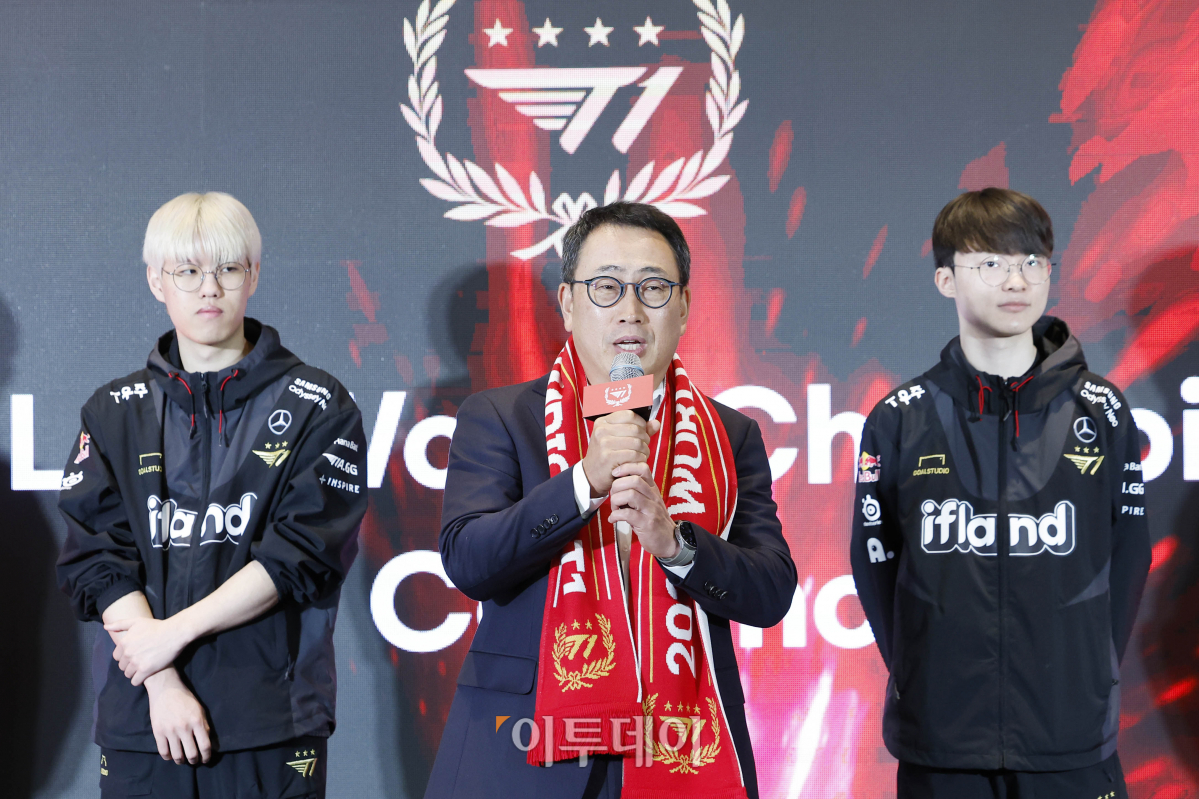 ▲유영상 SKT 사장이 18일 서울 중구 을지로 SK텔레콤 본사 사옥에서 SK텔레콤-SK스퀘어 임직원과 함께하는 T1 롤드컵 우승 축하행사에서 환영사를 하고 있다. 조현호 기자 hyunho@