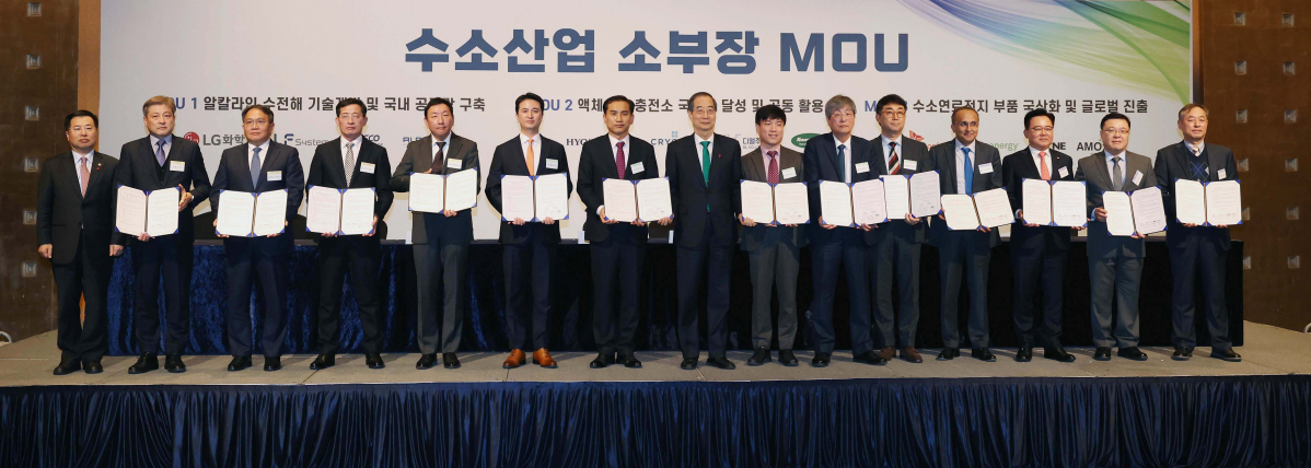 ▲한덕수 국무총리가 18일 서울 중구 롯데호텔에서 제6차 수소경제위원회에 앞서 열린 수소산업 소부장 MOU에서 업무협약을 체결한 업계 대표들과 기념촬영을 하고 있다. 신태현 기자 holjjak@