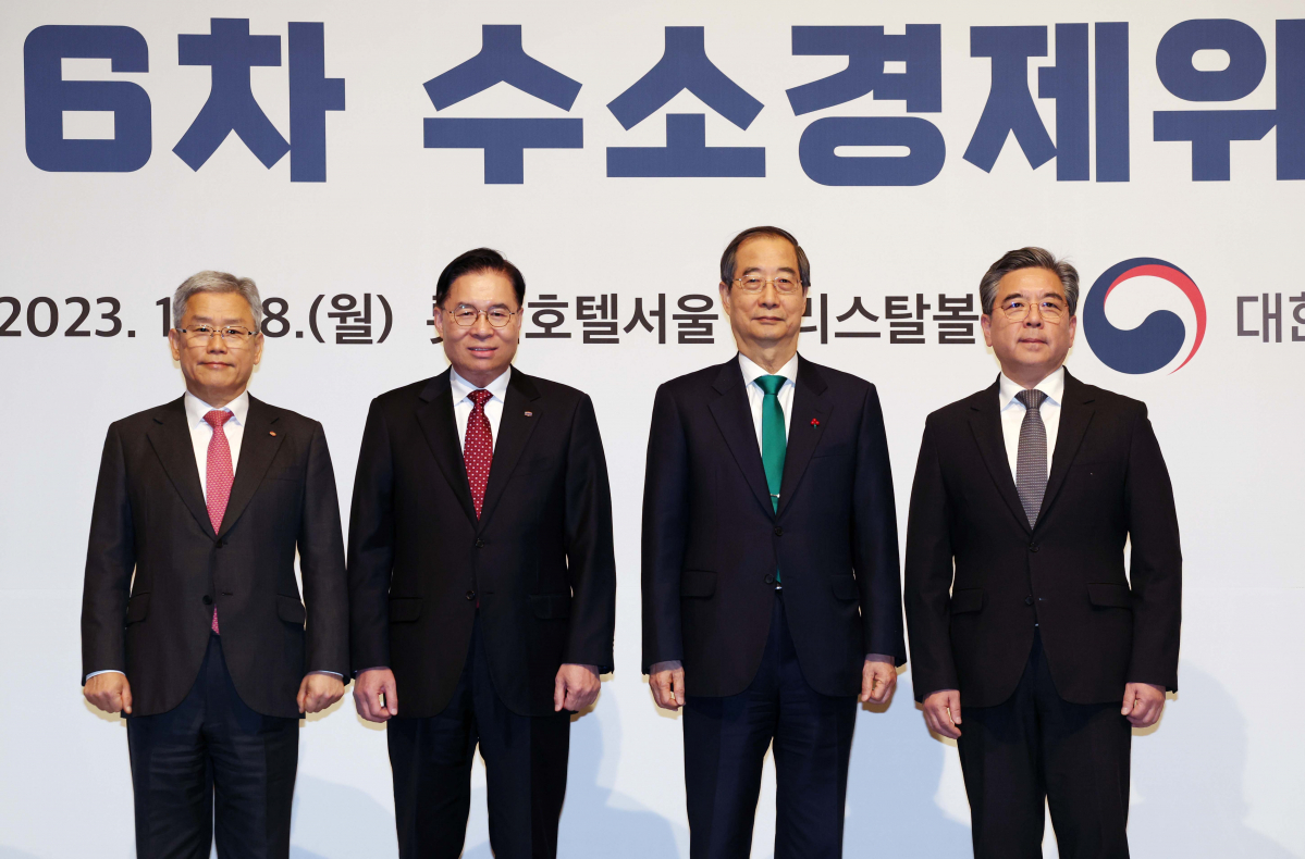 ▲한덕수 국무총리가 18일 서울 중구 롯데호텔에서 열린 제6차 수소경제위원회에서 신임 민간위원들과 기념촬영을 하고 있다. 사진 왼쪽부터 김동철 한국전력공사 사장, 류석현 한국기계연구원 원장, 한 총리, 장재훈 현대자동차 사장. 신태현 기자 holjjak@