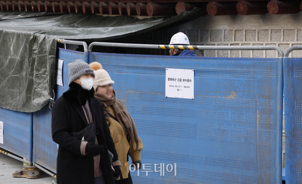 ▲서울 최저기온이 영하 12도까지 떨어진 18일 문화재청 관계자들이 서울 종로구 경복궁 서쪽 담장에서 스프레이 낙서로 훼손된 담벼락 낙서 제거작업을 하고 있다. 기상청은 이날 낮에도 영하권 추위가 계속되며 주말까지 영하 10도 안팎의 강추위가 이어질것으로 예보했다. 한편 17일 경복궁 담벼락을 낙서로 훼손한 모방범행 용의자가 범행 하루 만에 자수했다. 새로운 낙서는 문화재청이 복구 작업중인 영추문 좌측 담벼락으로 길이 3m·높이 1.8m에 걸쳐 훼손했다. 경찰은 16일 새벽 경복궁 담장 일대에 스프레이를 이용해 낙서한 용의자들은 행방을 추적 중이다. 조현호 기자 hyunho@