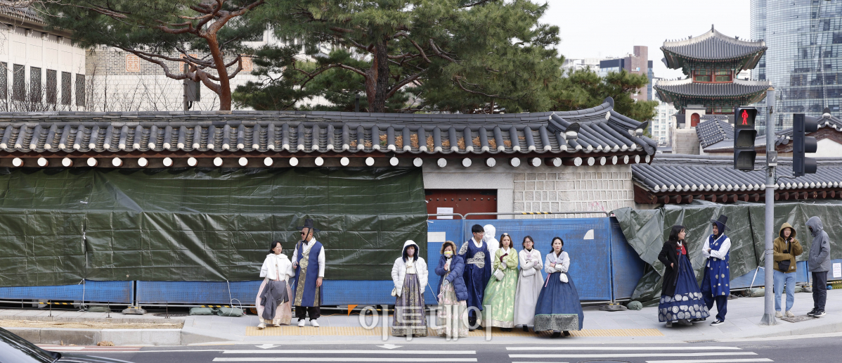 ▲서울 최저기온이 영하 12도까지 떨어진 18일 문화재청 관계자들이 서울 종로구 경복궁 서쪽 담장에서 스프레이 낙서로 훼손된 담벼락 낙서 제거작업을 하고 있다. 기상청은 이날 낮에도 영하권 추위가 계속되며 주말까지 영하 10도 안팎의 강추위가 이어질것으로 예보했다. 한편 17일 경복궁 담벼락을 낙서로 훼손한 모방범행 용의자가 범행 하루 만에 자수했다. 새로운 낙서는 문화재청이 복구 작업중인 영추문 좌측 담벼락으로 길이 3m·높이 1.8m에 걸쳐 훼손했다. 경찰은 16일 새벽 경복궁 담장 일대에 스프레이를 이용해 낙서한 용의자들은 행방을 추적 중이다. 조현호 기자 hyunho@