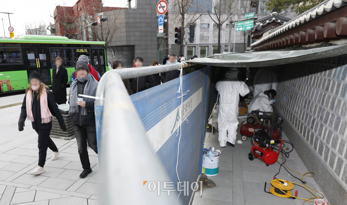▲서울 최저기온이 영하 12도까지 떨어진 18일 문화재청 관계자들이 서울 종로구 경복궁 서쪽 담장에서 스프레이 낙서로 훼손된 담벼락 낙서 제거작업을 하고 있다. 기상청은 이날 낮에도 영하권 추위가 계속되며 주말까지 영하 10도 안팎의 강추위가 이어질것으로 예보했다. 한편 17일 경복궁 담벼락을 낙서로 훼손한 모방범행 용의자가 범행 하루 만에 자수했다. 새로운 낙서는 문화재청이 복구 작업중인 영추문 좌측 담벼락으로 길이 3m·높이 1.8m에 걸쳐 훼손했다. 경찰은 16일 새벽 경복궁 담장 일대에 스프레이를 이용해 낙서한 용의자들은 행방을 추적 중이다. 조현호 기자 hyunho@