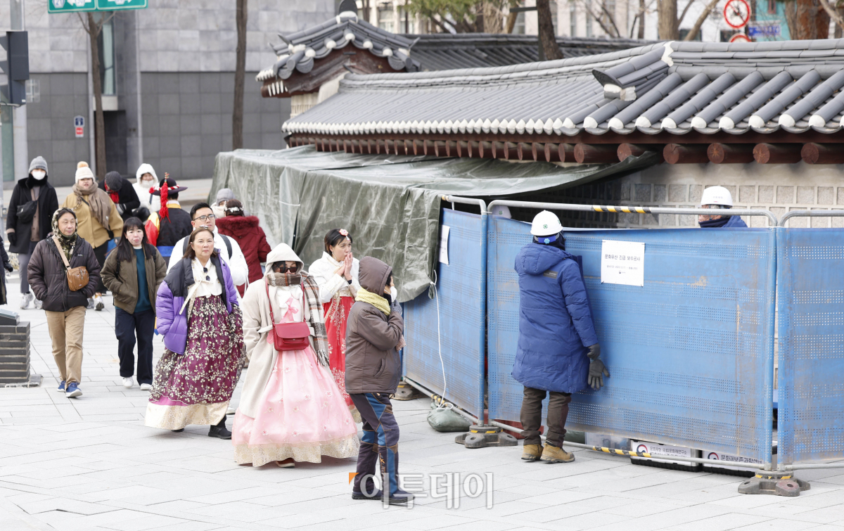 ▲서울 최저기온이 영하 12도까지 떨어진 18일 문화재청 관계자들이 서울 종로구 경복궁 서쪽 담장에서 스프레이 낙서로 훼손된 담벼락 낙서 제거작업을 하고 있다. 기상청은 이날 낮에도 영하권 추위가 계속되며 주말까지 영하 10도 안팎의 강추위가 이어질것으로 예보했다. 한편 17일 경복궁 담벼락을 낙서로 훼손한 모방범행 용의자가 범행 하루 만에 자수했다. 새로운 낙서는 문화재청이 복구 작업중인 영추문 좌측 담벼락으로 길이 3m·높이 1.8m에 걸쳐 훼손했다. 경찰은 16일 새벽 경복궁 담장 일대에 스프레이를 이용해 낙서한 용의자들은 행방을 추적 중이다. 조현호 기자 hyunho@