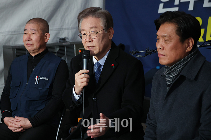 ▲이재명 더불어민주당 대표가 18일 서울 여의도 국회 본청 앞에 설치된 R&D 예산복구 투쟁 농성장을 방문해 발언을 하고 있다. (고이란 기자 photoeran@)