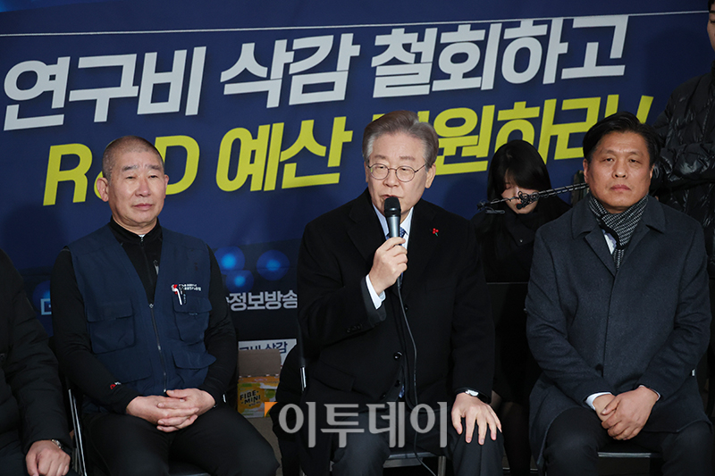 ▲이재명 더불어민주당 대표가 18일 서울 여의도 국회 본청 앞에 설치된 R&D 예산복구 투쟁 농성장을 방문해 발언을 하고 있다. (고이란 기자 photoeran@)