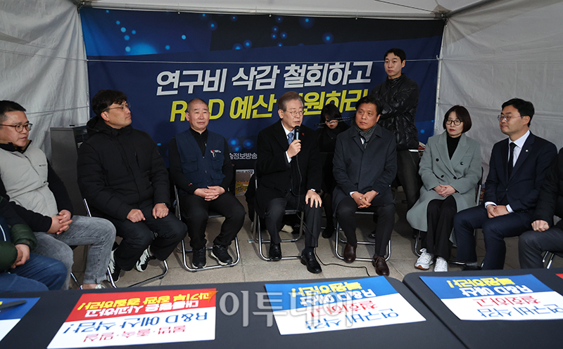 ▲이재명 더불어민주당 대표가 18일 서울 여의도 국회 본청 앞에 설치된 R&D 예산복구 투쟁 농성장을 방문해 발언을 하고 있다. (고이란 기자 photoeran@)