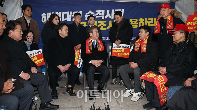 ▲이재명 더불어민주당 대표가 18일 서울 여의도 국회 본청 앞에 설치된 해병대원 순직 국정조사 촉구 농성장을 방문하고 있다. 고이란 기자 photoeran@