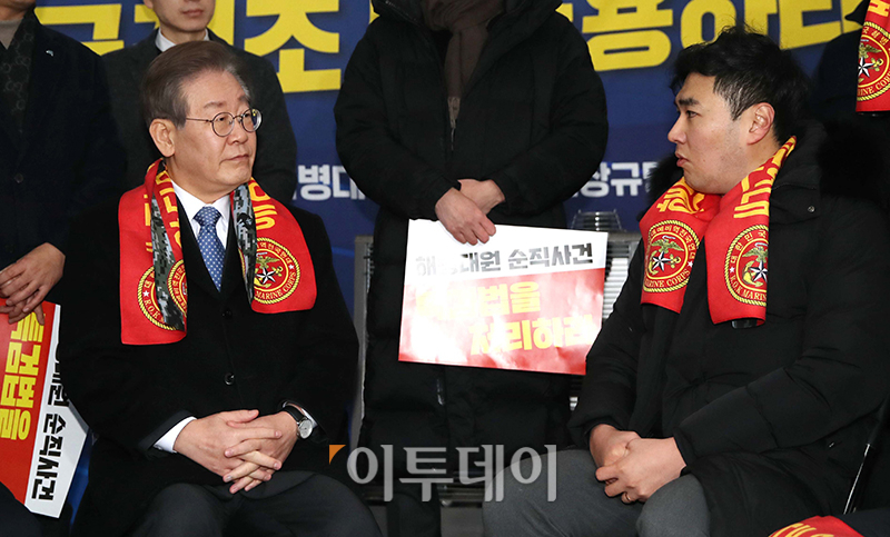 ▲이재명 더불어민주당 대표가 18일 서울 여의도 국회 본청 앞에 설치된 해병대원 순직 국정조사 촉구 농성장을 방문하고 있다. 고이란 기자 photoeran@