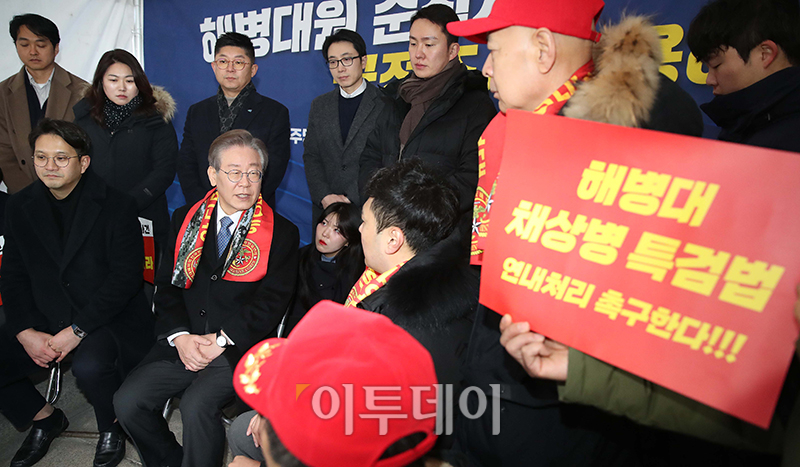 ▲이재명 더불어민주당 대표가 18일 서울 여의도 국회 본청 앞에 설치된 해병대원 순직 국정조사 촉구 농성장을 방문하고 있다. 고이란 기자 photoeran@