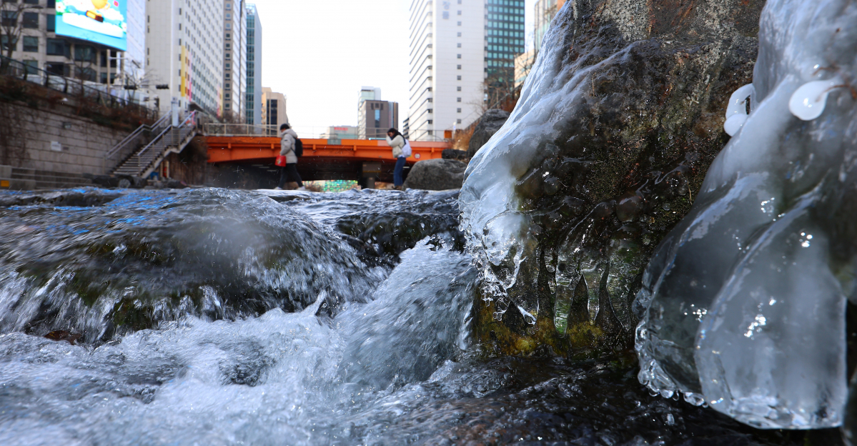 ▲18일 오후 서울 청계천에 고드름이 얼어 있다. (연합뉴스)