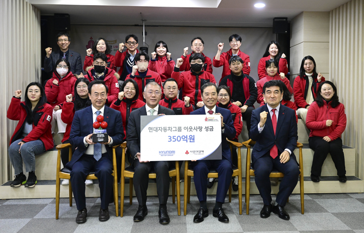 ▲앞줄 왼쪽부터 김걸 현대차그룹 사장, 정의선 현대차그룹 회장, 김병준 사회복지공동모금회 회장, 황인식 사회복지공동모금회 사무총장 등이 단체 기념 사진을 촬영하는 모습. 사진제공=현대차그룹