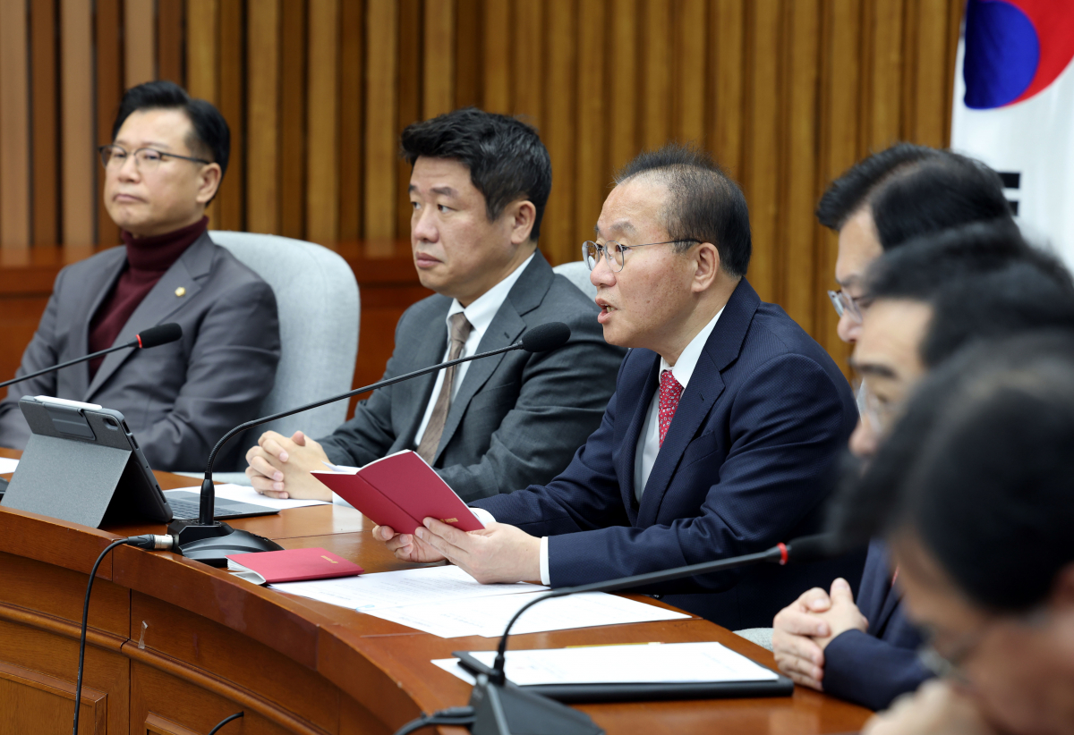 ▲[서울=뉴시스] 조성봉 기자 = 윤재옥 국민의힘 당 대표 권한대행 겸 원내대표가 19일 오전 서울 여의도 국회에서 열린 원내대책회의에서 발언하고 있다.2023.12.19 suncho21@newsis.com