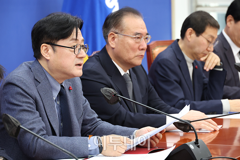 ▲홍익표 더불어민주당 원내대표가 19일 서울 여의도 국회에서 열린 원내대책 회의에서 발언을 하고 있다. 고이란 기자 photoeran@