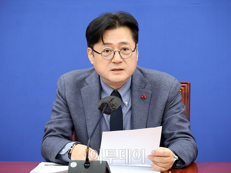 ▲홍익표 더불어민주당 원내대표가 19일 서울 여의도 국회에서 열린 원내대책 회의에서 발언을 하고 있다. 고이란 기자 photoeran@