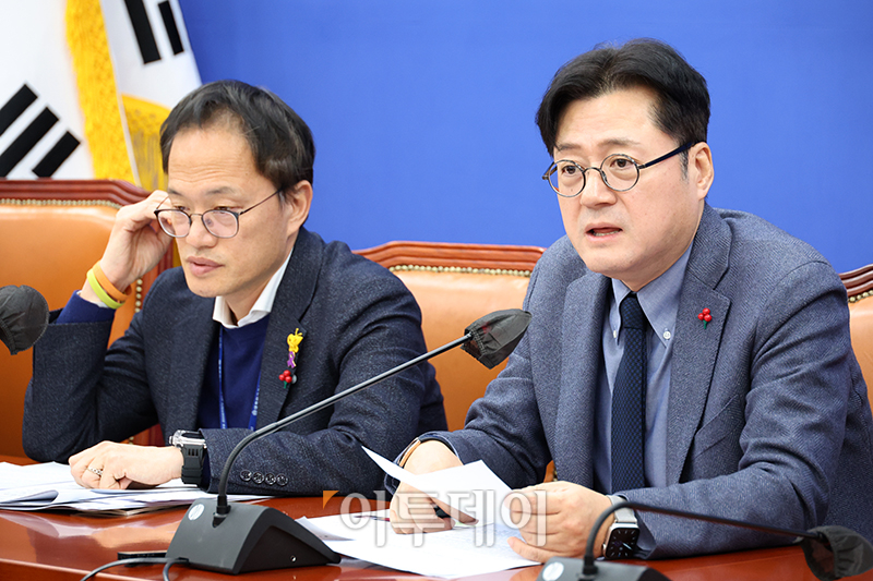 ▲홍익표 더불어민주당 원내대표가 19일 서울 여의도 국회에서 열린 원내대책 회의에서 발언을 하고 있다. 고이란 기자 photoeran@