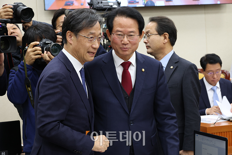 ▲19일 서울 여의도 국회에서 열린 최상목 경제부총리 겸 기획재정부 장관 후보자 인사청문회에서 기획재정위원회 류성걸(오른쪽) 국민의힘 간사와 유동수 더불어민주당 간사가 대화하고 있다. 고이란 기자 photoeran@