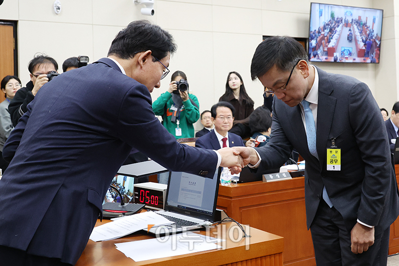 ▲최상목(오른쪽) 경제부총리 겸 기획재정부 장관 후보자가 19일 서울 여의도 국회에서 열린 인사청문회에서 김상훈 기재위원장에게 선서문을 전달한 뒤 악수를 하고 있다. 고이란 기자 photoeran@