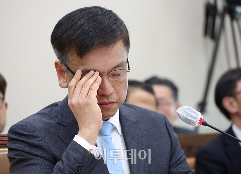 ▲최상목 경제부총리 겸 기획재정부 장관 후보자가 19일 서울 여의도 국회에서 열린 인사청문회에서 생각에 잠겨있다. 고이란 기자 photoeran@