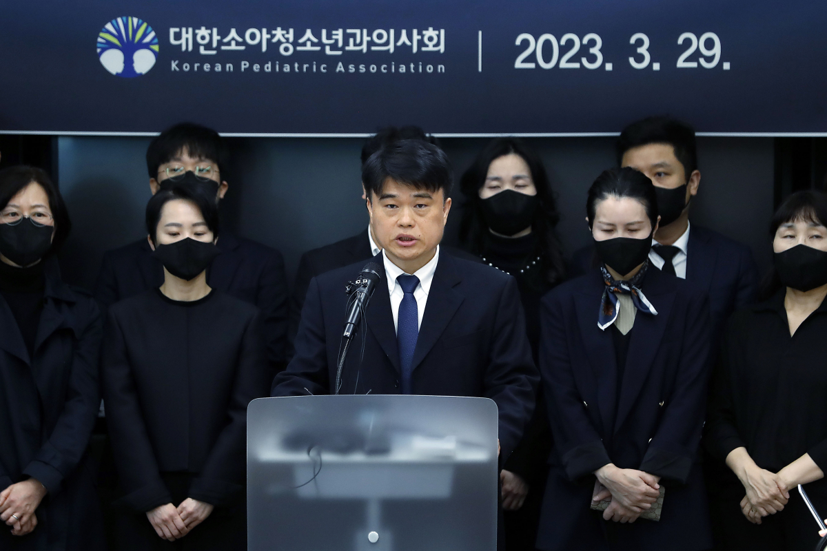 ▲임현택 대한소아청소년과의사회 회장이 3월 29일 서울 용산구 대한의사협회에서 소아청소년과 폐과와 대국민 작별인사 기자회견을 하고 있다. (뉴시스)