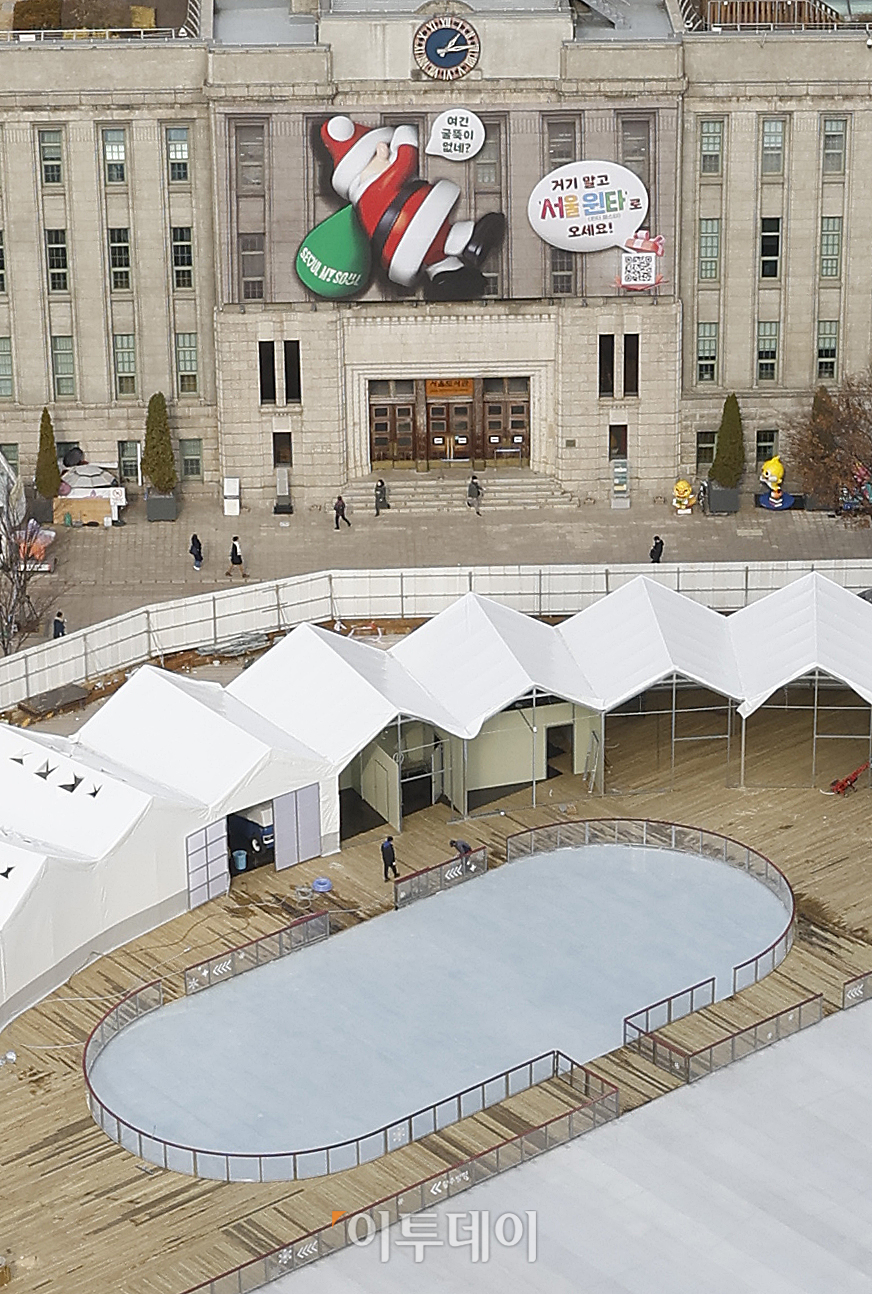 ▲19일 서울 중구 서울시청 앞 서울광장에서 스케이트장 설치 공사 마무리 작업이 한창이다. 서울광장 스케이트장은 22일 개장해 내년 2월 11일까지 운영된다. 조현호 기자 hyunho@