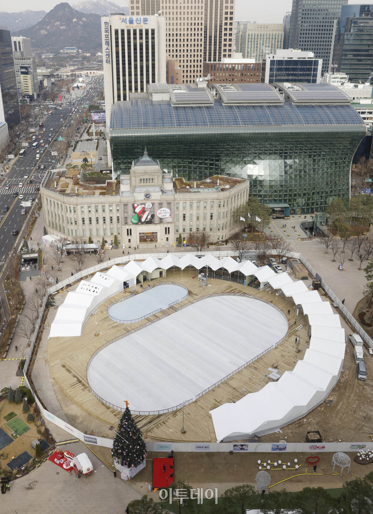 ▲19일 서울 중구 서울시청 앞 서울광장에서 스케이트장 설치 공사 마무리 작업이 한창이다. 서울광장 스케이트장은 22일 개장해 내년 2월 11일까지 운영된다. 조현호 기자 hyunho@