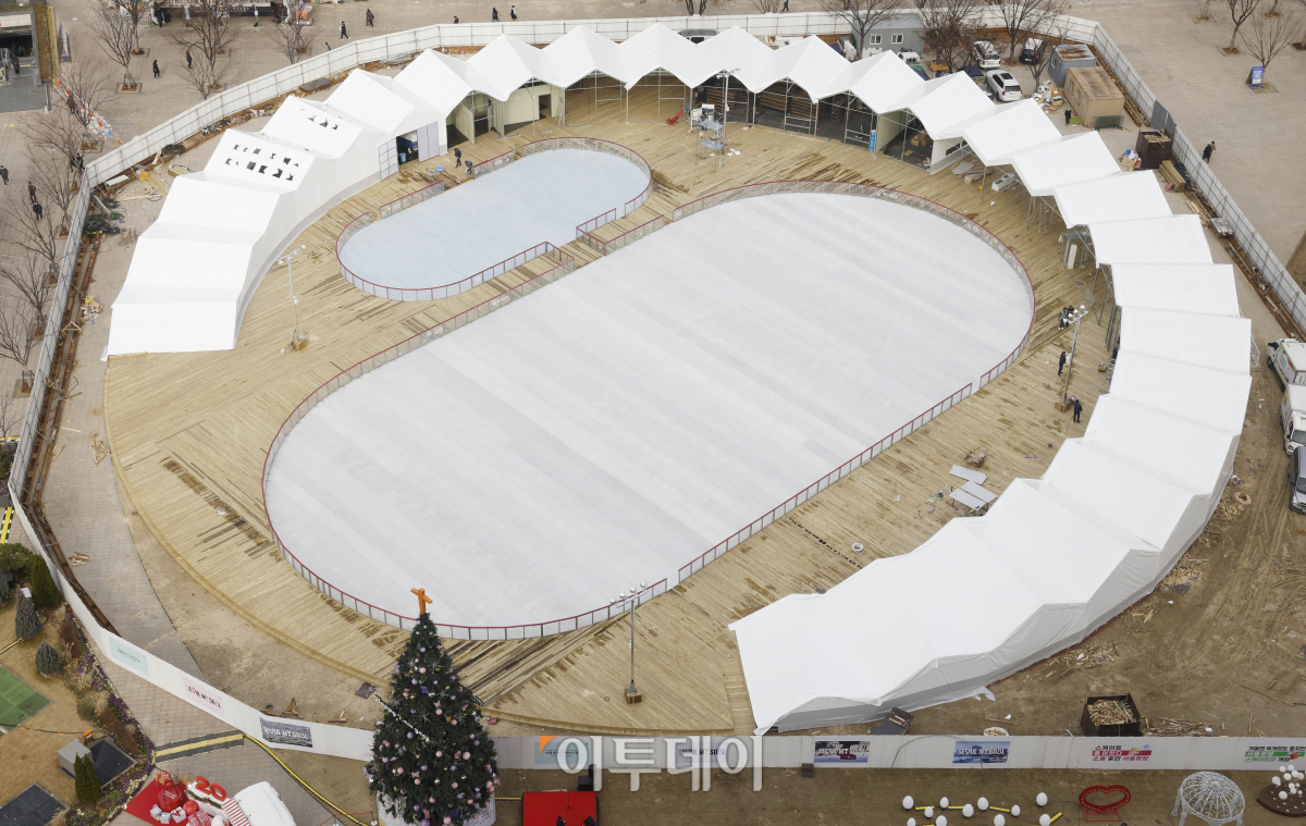 ▲19일 서울 중구 서울시청 앞 서울광장에서 스케이트장 설치 공사 마무리 작업이 한창이다. 서울광장 스케이트장은 22일 개장해 내년 2월 11일까지 운영된다. 조현호 기자 hyunho@