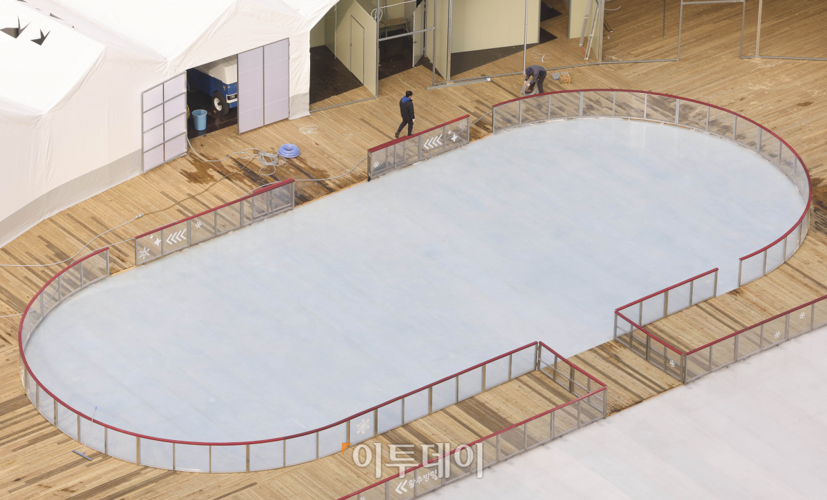 ▲19일 서울 중구 서울시청 앞 서울광장에서 스케이트장 설치 공사 마무리 작업이 한창이다. 서울광장 스케이트장은 22일 개장해 내년 2월 11일까지 운영된다. 조현호 기자 hyunho@