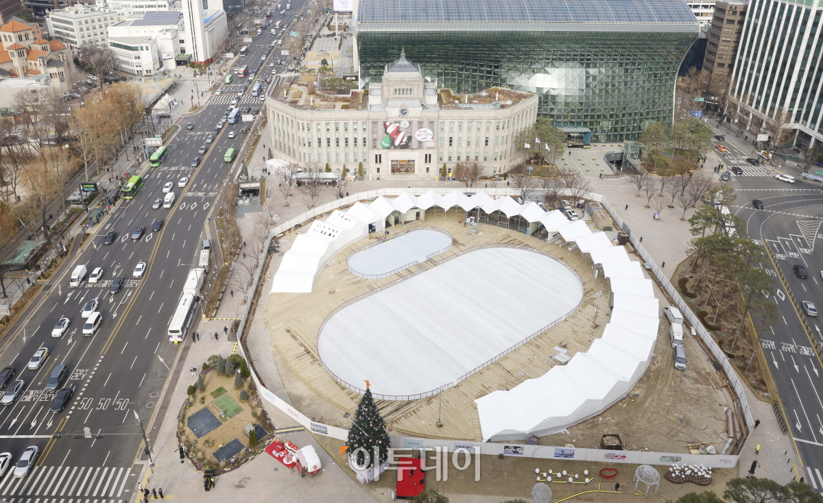 ▲19일 서울 중구 서울시청 앞 서울광장에서 스케이트장 설치 공사 마무리 작업이 한창이다. 서울광장 스케이트장은 22일 개장해 내년 2월 11일까지 운영된다. 조현호 기자 hyunho@