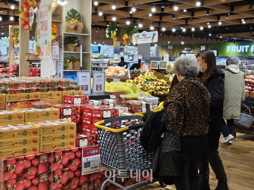 ▲19일 서울 노원구 월계동에 위치한 한 대형마트에서 소비자들이 딸기를 살피고 있다. (문현호 기자 m2h@)