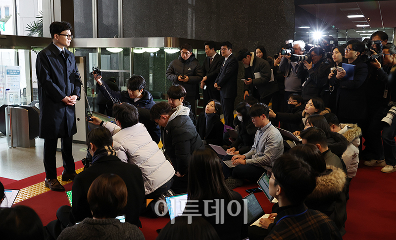 ▲한동훈 법무부 장관이 19일 서울 여의도 국회에서 취재진 질문에 답하고 있다. 고이란 기자 photoeran@