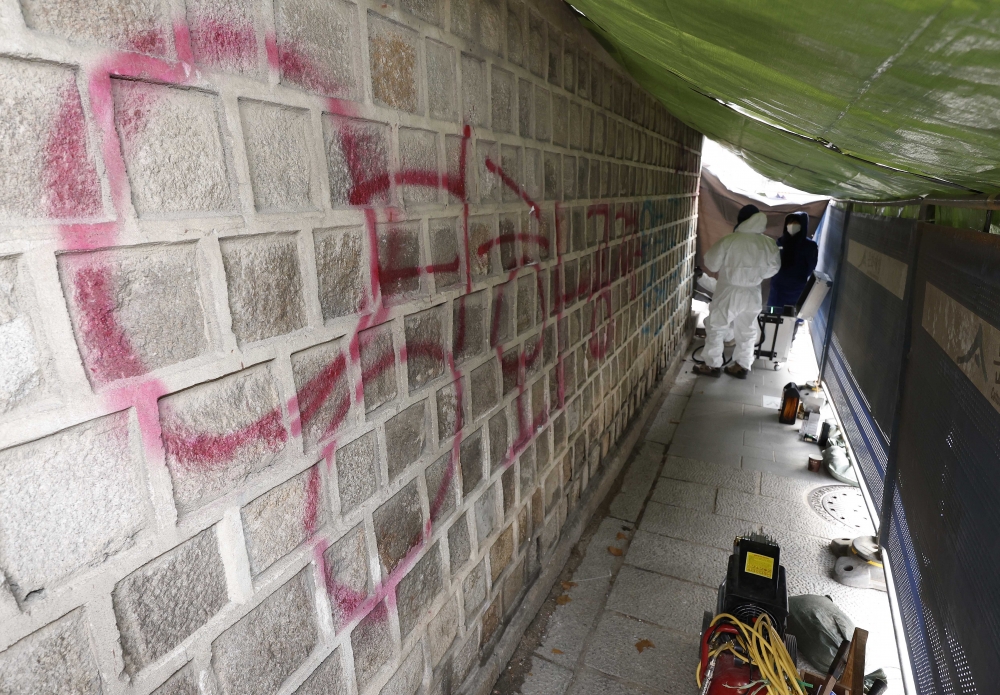 ▲18일 문화재청 관계자들이 서울 종로구 경복궁 서쪽 담장에서 스프레이 낙서로 훼손된 담벼락 낙서 제거작업을 하고 있다. (조현호 기자 hyunho@)