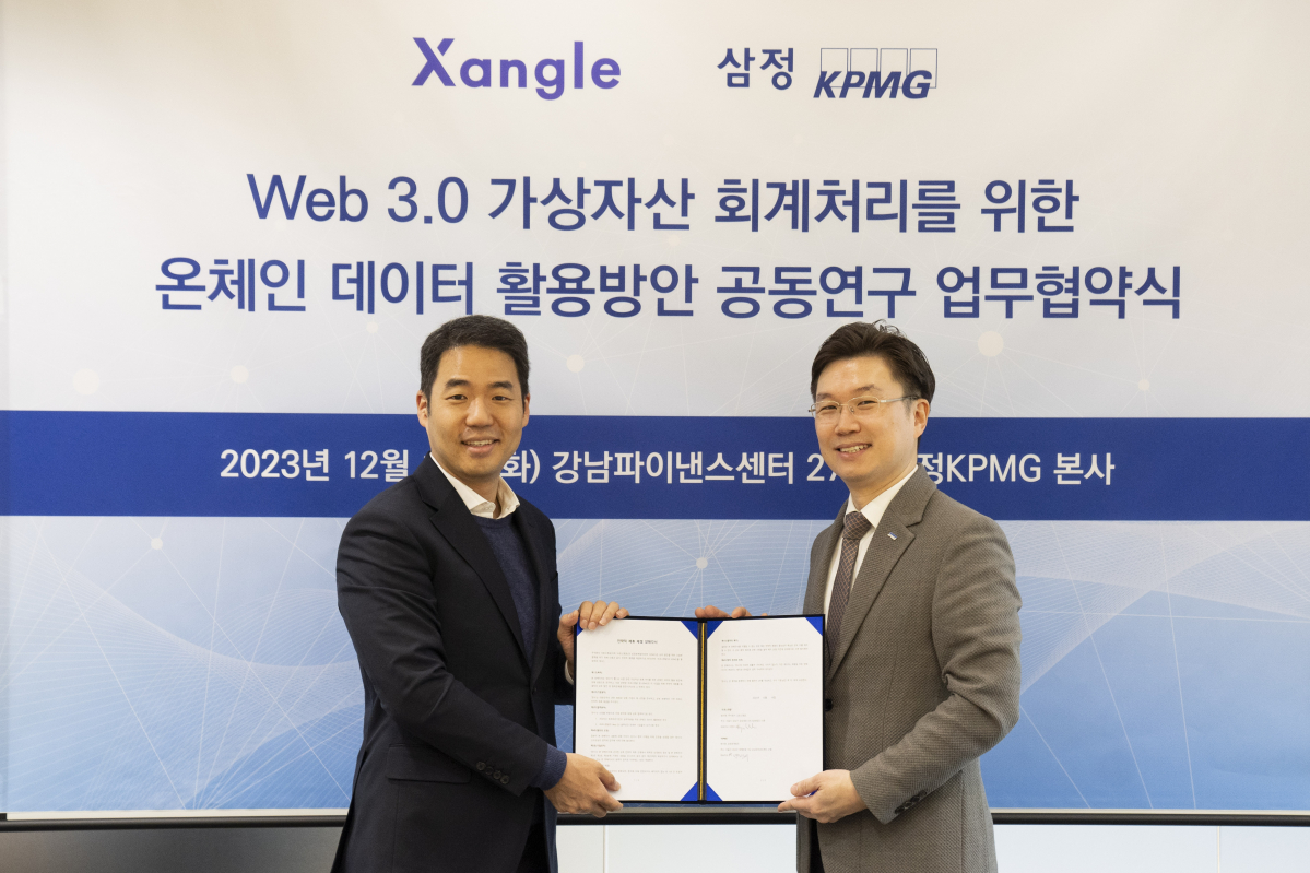 ▲19일 역삼동 강남파이낸스센터 삼정KPMG 본사에서 쟁글 이현우 공동 대표(왼쪽)와 삼정KPMG 박성배 부대표가 가상자산 회계처리를 위한 온체인 데이터 연구 업무협약을 체결하고 기념촬영을 하고 있다.  (사진제공=삼정KPMG)