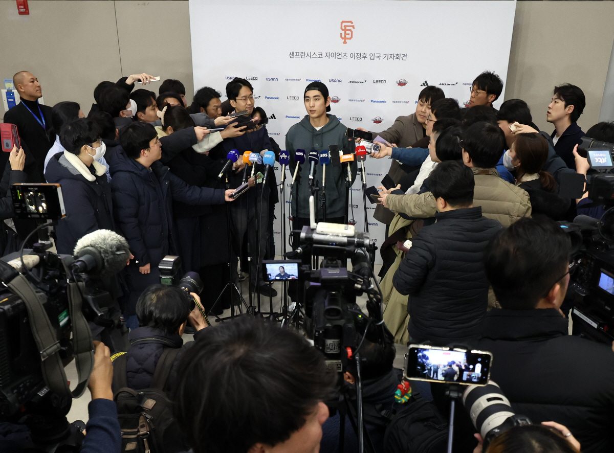 ▲미국프로야구(MLB) 샌프란시스코 자이언츠에 입단한 이정후가 19일 오후 인천국제공항을 통해 귀국한 뒤 취재진에게 입단 소감을 말하고 있다.(연합뉴스)
