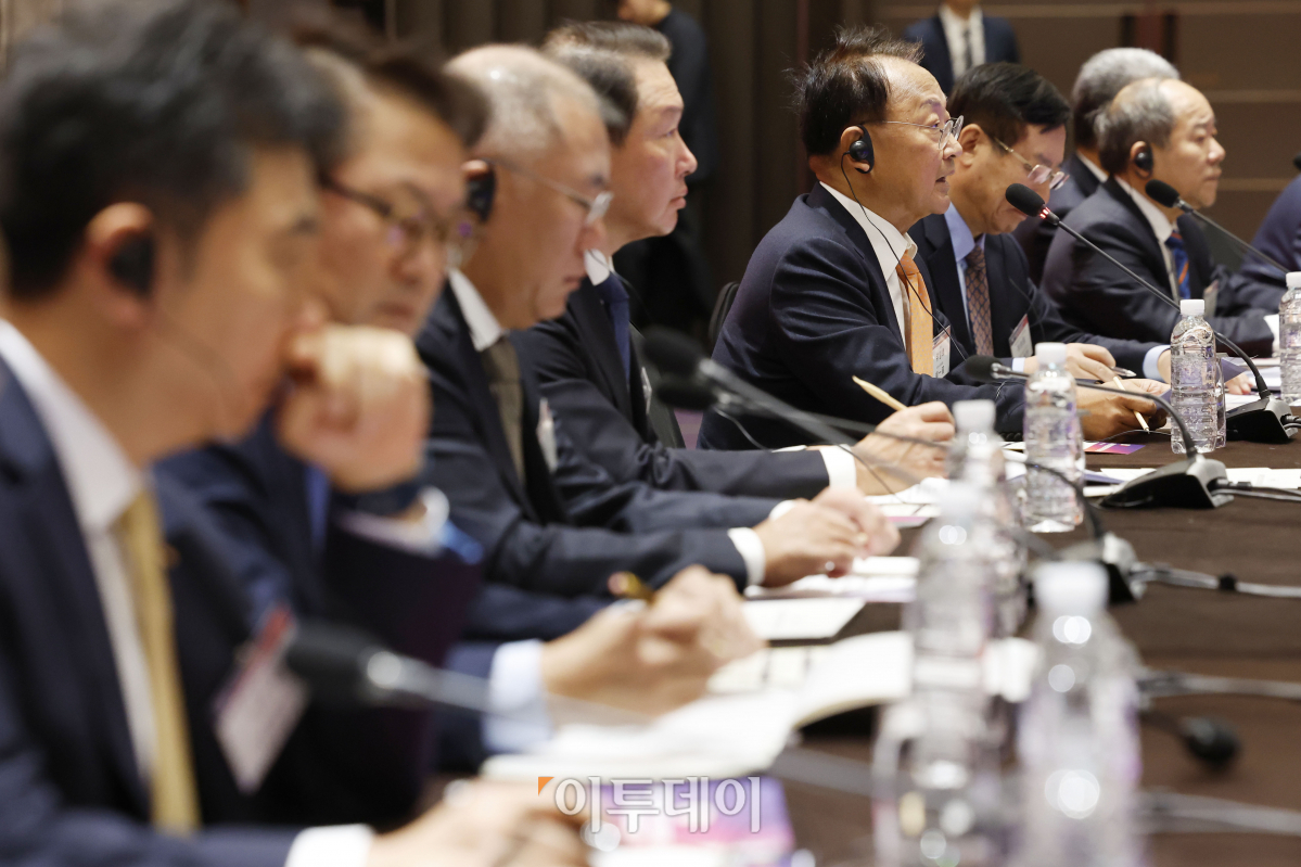 ▲유일호 전 경제부총리가 20일 서울 광진구 그랜드워커힐 서울 컨벤션센터에서 열린 '제4회 한중 기업인 및 전직 정부 고위인사 대화'에서 개회사를 하고 있다. 조현호 기자 hyunho@