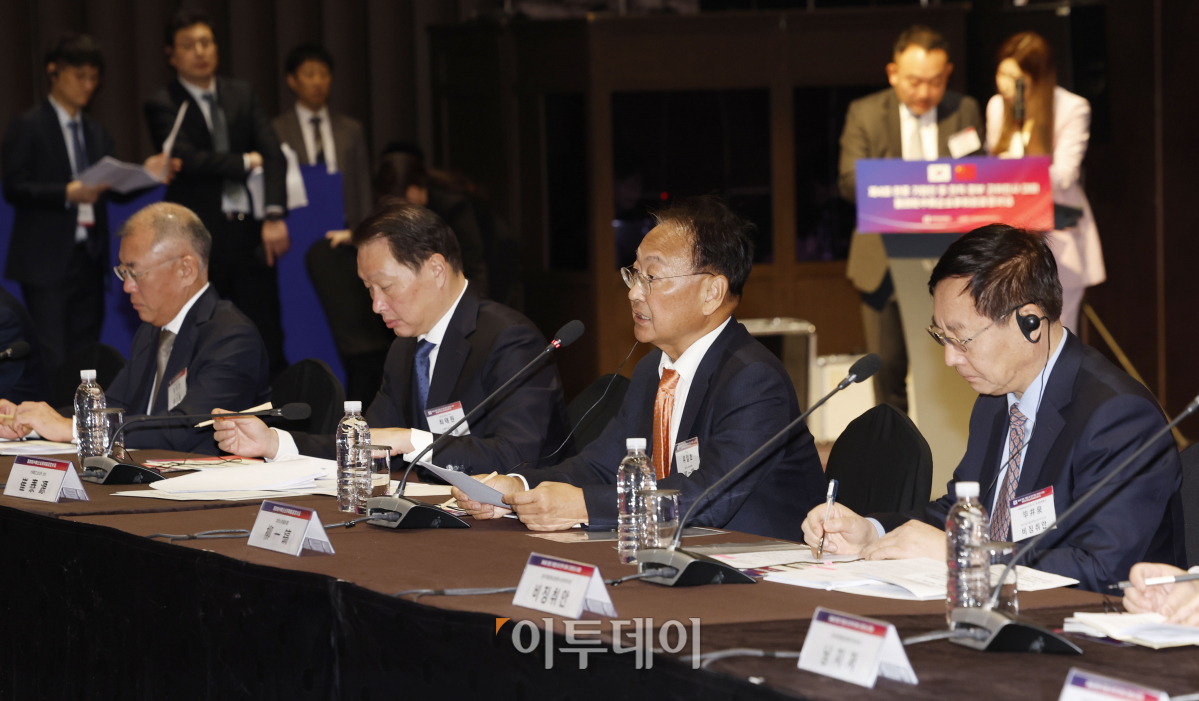 ▲유일호 전 경제부총리가 20일 서울 광진구 그랜드워커힐 서울 컨벤션센터에서 열린 '제4회 한중 기업인 및 전직 정부 고위인사 대화'에서 개회사를 하고 있다. 조현호 기자 hyunho@