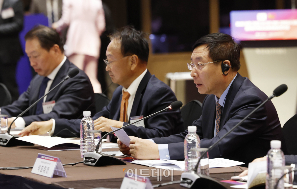 ▲비징취안 중국국제경제교류센터(CCIEE) 상무부이사장이 20일 서울 광진구 그랜드워커힐 서울 컨벤션센터에서 열린 '제4회 한중 기업인 및 전직 정부 고위인사 대화'에서 개회사를 하고 있다. 조현호 기자 hyunho@