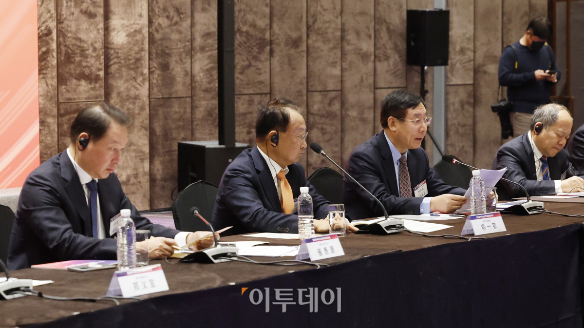 ▲비징취안 중국국제경제교류센터(CCIEE) 상무부이사장이 20일 서울 광진구 그랜드워커힐 서울 컨벤션센터에서 열린 '제4회 한중 기업인 및 전직 정부 고위인사 대화'에서 개회사를 하고 있다. 조현호 기자 hyunho@