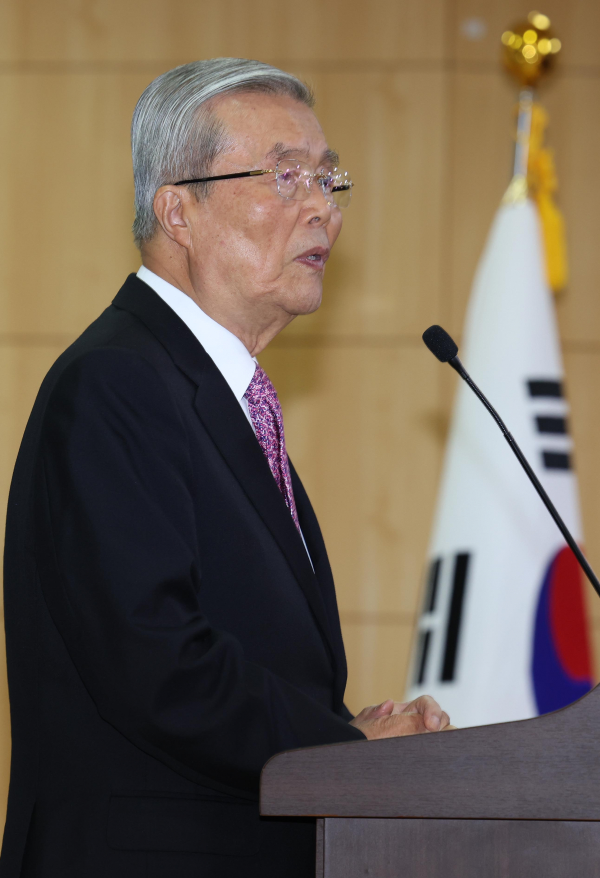 ▲[서울=뉴시스] 조성봉 기자 = 17일 오후 서울 여의도 국회 의원회관에서 열린 새로운선택 창당대회에서 김종인 전 국민의힘 비대위원장이 축사를 하고 있다. 2023.12.17. suncho21@newsis.com