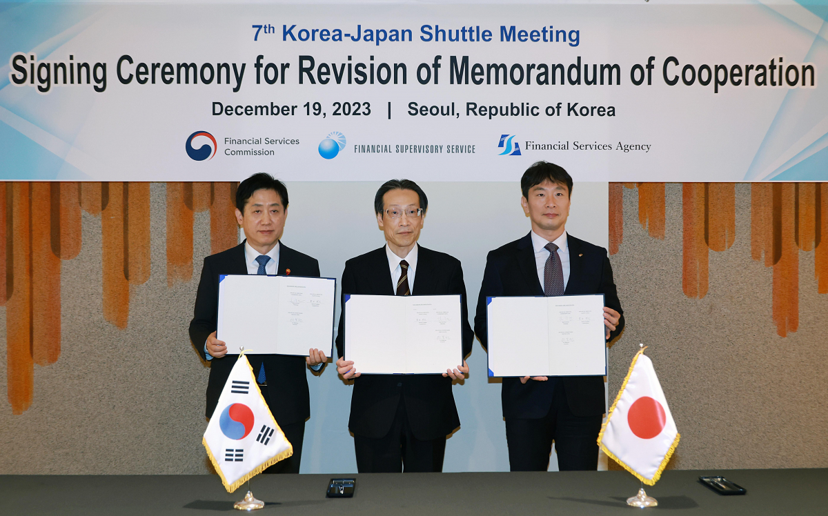 ▲(왼쪽부터)김주현 금융위원장, 쿠리타 테루히사 일본 금융청장, 이복현 금융감독원장이 19일 서울 종로구 정부서울청사에서 양국 간 금융감독협력 양해각서를 개정한 뒤 기념촬영을 하고 있다. (사진제공=금융위원회)