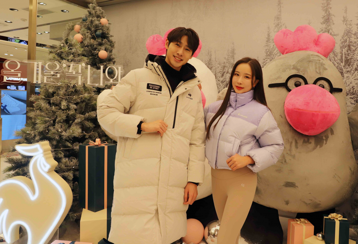 ▲20일 모델이 서울 서초구 신세계백화점 강남점 8층 팝업스토어에서 르꼬끄 스포르티브 상품을 소개하고 있다. (사진제공=신세계백화점)