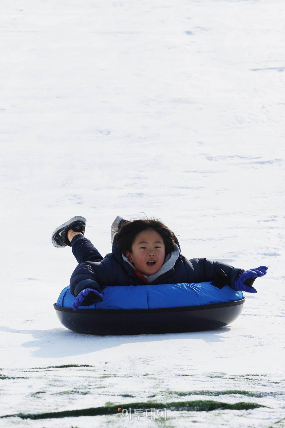 ▲무지개 어린이 눈썰매장이 개장한 20일 서울 성동구 무지개 텃밭에 조성된 눈썰매장에서 어린이들이 썰매를 타고 있다. 겨울에 운영하지 않는 행당동 무지개 텃밭 자리에 조성된 눈썰매장은 폭 10m, 길이 40m의 소형 슬로프와 폭 15m, 길이 80m의 대형 슬로프가 설치돼 유아부터 초등학생까지 다양한 연령대가 이용할 수 있다. 매주 화~요일 오전 10시부터 오후 5시까지 운영하고 매주 월요일은 휴장한다. 조현호 기자 hyunho@