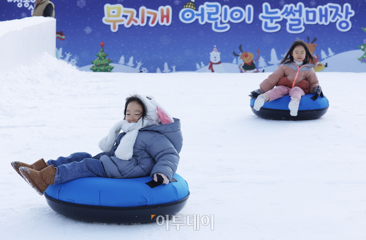 ▲무지개 어린이 눈썰매장이 개장한 20일 서울 성동구 무지개 텃밭에 조성된 눈썰매장에서 어린이들이 썰매를 타고 있다. 겨울에 운영하지 않는 행당동 무지개 텃밭 자리에 조성된 눈썰매장은 폭 10m, 길이 40m의 소형 슬로프와 폭 15m, 길이 80m의 대형 슬로프가 설치돼 유아부터 초등학생까지 다양한 연령대가 이용할 수 있다. 매주 화~요일 오전 10시부터 오후 5시까지 운영하고 매주 월요일은 휴장한다. 조현호 기자 hyunho@