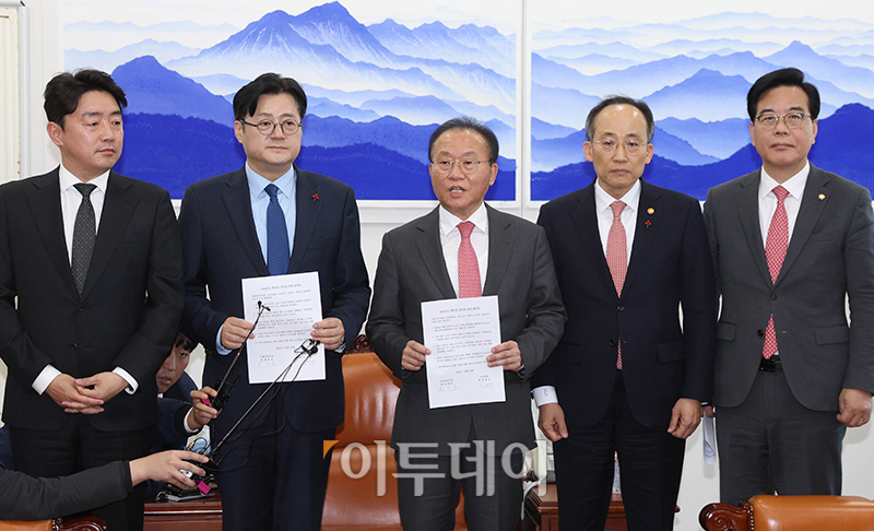 ▲윤재옥 국민의힘 당대표 권한대행과 홍익표 더불어민주당 원내대표가 20일 서울 여의도 국회 운영위원장실에서 참석자들과 2024년도 예산안 처리를 위한 합의문을 발표하고 있다. 왼쪽부터 더불어민주당 강훈식 예결위 간사, 홍 원내대표, 윤 권한대행, 추경호 경제부총리 겸 기획재정부 장관, 국민의힘 송언석 예결위 간사. 고이란 기자 photoeran@